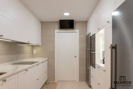 Encimeras para cocinas puertas de cocina a medida cascos para cocinas en kit y todos los accesorios para cocinas. Cocina Blanca Con Puerta Enmarcada Lacada Cocinas Suarco Fabrica Y Diseno De Cocinas