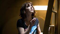 Only scant details about the movie have been revealed in trailers, photos and through fans decoding its vast viral marketing, reminiscent to the. 10 Cloverfield Lane Film 2016 Moviepilot De