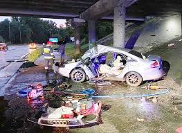 Co na drogach o godzinie 15.10 na ulicy 3 maja w katowicach, zderzyły się dwa tramwaje. Potworny Wypadek W Katowicach Auto Roztrzaskalo Sie O Filar Wiaduktu Na Trasie Dk79 Dwie Osoby Trafily Do Szpitala Glos Koszalinski