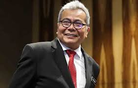 Ada seekor burung terbang kat awan.kapal terbang lalu kat atas burung itu ,kenapa dia jatuh mati? Pak Wan Menteri Kereta Terbang Buletin Asia