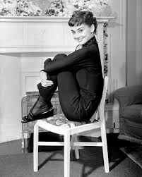 I Would Always Look Adorable When Sitting On Chairs Audrey Hepburn Photos Audrey Hepburn Hepburn