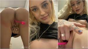 Melissa_Crazy Fingering Pussy in Public WC (MustWatch)
