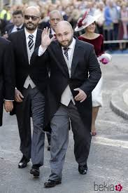 Ojo con las corbatas de feria. Kiko Rivera Saludando A Su Llegada A La Boda De Eva Gonzalez Y Cayetano Rivera Boda De Cayetano Rivera Y Eva Gonzalez Foto En Bekia Actualidad