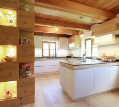 Wohnkuche In Hellgrau Mit Holzelementen In Fichte Kitchenextensions Kuche Landhaus Modern Kuche Weiss Holz Moderne Kuche