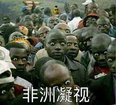 这个表情包2017年夏天的时候大火，它是在一个表情包库里被发现的。照片上的这个男人在牵着自己女友的手，而头却转向了另外一个女人。 people began adding different labels to each person in the photo, and soon enough, the memes were revealing what people really want. çƒ­é—¨é»'äººè¡¨æƒ…åŒ…