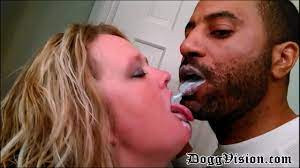 tooth paste spit while kissing - XNXX.COM