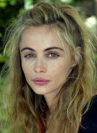 Photos : Emmanuelle Béart a 57 ans... retour sur l'évolution physique de la  comédienne