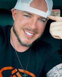 Jon Collins's Instagram, Twitter & Facebook