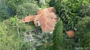 Rumah ini persis bak istana megah. Geger Rumah Mewah Terbengkalai Di Bandung Barat Kesaksian Warga