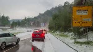 Hagel ist eine form von niederschlag, der aus eisklumpen besteht und überwiegend in warmen jahreszeiten und den mittleren breiten auftritt. Superzelle Verursacht Millionenschaden In Der Schweiz The Weather Channel Artikel Von The Weather Channel Weather Com