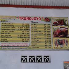Tempat ini menyediakan lalapan ayam goreng, ayam bakar, lele goreng, bebek goreng, dan tahu tempe. Depot Ayam Bakar Trunojoyo Rumah Makan