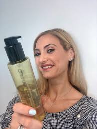 A shu uemura shampoo, conditioner, nourishing mask, or shu uemura hair oil will keep your hair beautiful and healthy while helping you find your inner balance and calm. Shu Uemura Essence Absolue Nourishing Protective Oil Secrets In Beauty