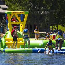 Voiloka est situé sur la plage de la crête du parc national d'oka et offre de la location et des cours pour tous les niveaux. Aquazilla Obstacle Course On The Water Parc Jean Drapeau