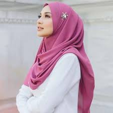 Jika sebelum ini nama neelofa dikenali ramai dengan tudung naelofar hijab, kali ini pelakon dan pengacara popular ini melancarkan produk terbaru dengan memperkenalkan beg mencerminkan latar belakang neelofa dan tanggungjawabnya, tas tangan ini direka cukup kemas dan praktikal. Pengasas Naelofar Hijab Jenama Tudung Popular Di Malaysia Encikshino Com