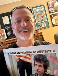Just Chillin' to some Dylan… TUE. ርክ Applebee's ark AT AUG. 円 DYLAN a BOB  ·원제공 SX00A 00 BOB DYLAN HIGHWAY 61 REVISITED