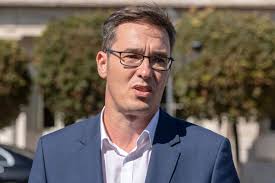 The article praises gergely karácsony, who might be one of hungary's most prominent leftists but still objects to the amplification of an institution that represents the worldview of the chinese communist party, which is inappropriate for a nation such as hungary, which suffered decades of communist repression before 1989. Karacsony Gergely Emelne A Minimalbert Es Bevezetne A Garantalt Munkat Pecsma Hu