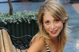 Yamna firma contrato para ser la nueva animadora de bangtv, teniendo a cargo dos programas. Yamna Lobos Respondio A Quienes La Criticaron Por Su Locura De Amor