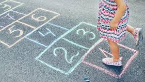 Mengenal Permainan Sunda Manda Alias Engkle, Seru Nih Bunda!