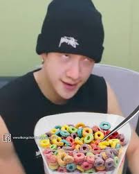 What's the right way to eat cereal with milk? Wrong answers only🥣