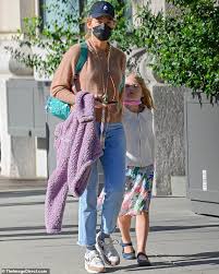The tender grit it takes to be a mother in 2021 is an act of pure strength and heroism, ryan. Blake Lively Holds Hands With Eldest Daughter James Six Out In Nyc Aktuelle Boulevard Nachrichten Und Fotogalerien Zu Stars Sternchen