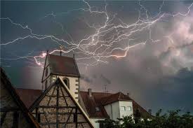 Ist ein blitzableiter für ihr gebäude pflicht? Zwei Experten Erklaren Wie Man Sich Und Sein Haus Bei Blitz Und Donner Am Besten Schutzt