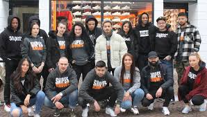 Snipes synonyms, snipes pronunciation, snipes translation, english dictionary definition of snipes. Snipes Neu In Fulda Kunden Stehen Bei Eroffnung Schlange Fotos