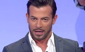 L'opinionista di uomini e donne ha davvero fatto coming out durante la. Uomini E Donne Questo Gianni Sperti Addio Come Si E Conciato Roba Da Matti Libero Quotidiano