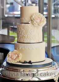 Torta De Bodas En Tono Champagne Con Encajes Y Peonias Pastel Champagne Wedding Cake With Laces And Peonies Feat Champagne Wedding Cakes Baking Flower Cake
