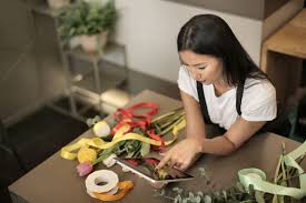 Sebelum masuk ke daftar pilihan pekerjaan untuk ibu rumah tangga yang non full time ini, saya mau cerita sedikit dulu ya, hehe. 5 Tips Cari Kerja Sampingan Untuk Ibu Rumah Tangga Glints Blog