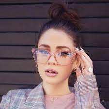 Setelah siap dia beredar untuk ke tempat kerja. Model Kacamata Yang Cocok Untuk Wajah Bulat