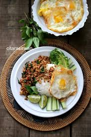 Nasi goreng, telur mata & ikan masin dan udang masak merah. Ayam Selasih Thai Pad Krapow Gai Resepi Terbaik