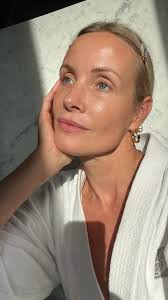 celebrating swedish midsommar in the middle of a sweltering wave in NY 🥵  {look linked in bio} Ps. its behr, like bear not beer 🫣 robe  @carolinakuniverse