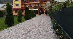 Complexul nostru este alcătuit din pensiunea alex, casa mare și este clasificată la 4 margarete, conform pensiunea alex este formată din 12 camere duble, 2 camere triple si 2 camere de 4 locuri fiecare cu baie proprie, living, sală de mese (restaurant), bucătărie, bar. Pensiunea Raza De Soare Breaza Romania Montana Cazare Pensiuni Vile Turism