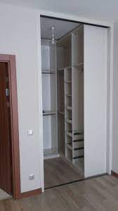 Yerleşik gardırop, ek olarak odanın tasarımında ayrı bir unsur haline gelebilecek giysi ve ayakkabı depolamak için en modern ve en iyi seçenektir. Giyinme Odasi Her Olcu De Her Odaya Gore Yapilir Giyinme Odasi