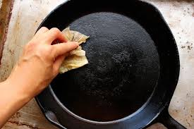 How To Season A Cast Iron Pan So That It Lasts Forever In 2020 Cleaning Cast Iron Skillet Seasoning Cast Iron Cast Iron Cleaning