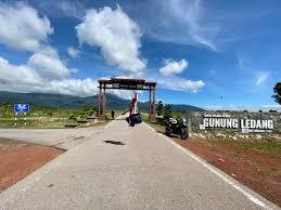 Mount ophir or more commonly known by its malay name gunung ledang, is a mountain situated in the gunung ledang national park located between the border of malacca and johor state in malaysia. Gunung Ledang é‡'å±± å—å¤©ç™½äº' æˆ'çš„å¤©ç©ºmy Sky Collections Facebook