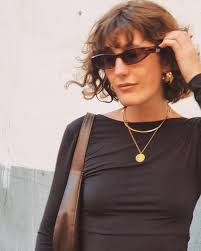 Algo cambia internamente. De pronto todo se vuelve distinto, con más  fuerza, más personalidad. Algo se mueve en mi y me invita a ser. Ya no  importan las miradas externas, ya no