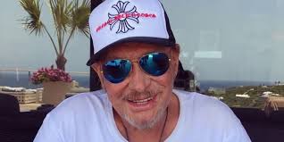 Discover the magic of the internet at imgur, a community powered entertainment destination. Johnny Hallyday Son Nouvel Album Posthume Fait Deja Un Carton Mce Tv