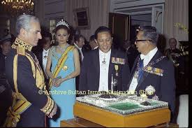 سلطان إسماعيل ناصرالدين شاه ابن سلطان زين العابدين ااا; Pin Auf Photography History Of Malaysia S King Ismail 1965 70
