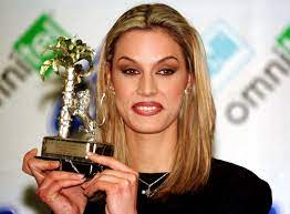Durante la finale ha presentato l'inedito era digitale, di cui ha scritto parole e musica. Annalisa Minetti Wikipedia