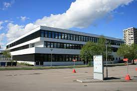 Hellerud vgs er en stor kombinert skole beliggende i en typisk forstadsbebyggelse nordøst i oslo. Hellerud Videregaende Skole Wikipedia