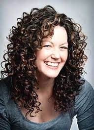 Cabello Rizado En Capas De Color Marron Oscuro Curlyhairstyles Curly Hair Styles Hair Styles Mid Length Curly Hairstyles