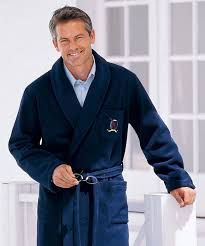 Quel que soit votre style, vous trouverez forcément les habits. Comment Bien Choisir Son Peignoir Homme Polaire Le Peignoir Que Tout Le Monde Redoute