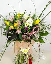 Cumpără cadouri și flori pentru ziua femeilor ✓ cadouri originale ✓ livrare pe tot teritoriul moldovei și gratuit în chișinău. Buchet Cu Flori De 1 Martie Flori Vesele Colorate Si Parfumate De Primavara De 8 Primavera