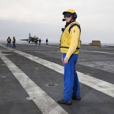Nous Avons Pu Monter A Bord Du Porte Avions Charles De Gaulle Au Large De Toulon Var Pilotes Chien Jaunes Elingueurs E Porte Avions Chien Jaune Gaulle