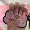 Las uñas decoradas son básicamente uñas postizas que se pueden adherir a la uña real. 1