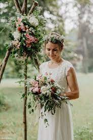 Die 25+ besten hochzeitsfrisur blumenkranz ideen auf brautfrisuren mit blumenkranz » humming heartstrings scheunenhochzeit im bayerischen wald von. Traumhaftes Zweiteiliges Brautkleid Mit Tullrock Im Kees Schen Park Schleifenfanger