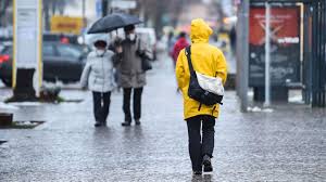 Nachts an den küsten nachlassender, tagsüber wieder auffrischender wind. Das Sind Die Regenreichsten Stadte Deutschlands Stern De