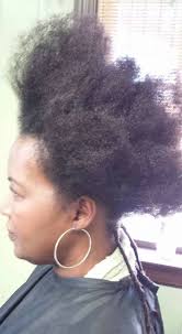 Who offers loc classes to learn how to lock hair?