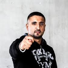 A german rapper of afghan heritage, ssio was born ssiawosch sadat in bonn on january 28, 1989, three years after his family immigrated to europe. Ssio Alben Songs Playlists Auf Deezer Horen